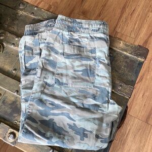 Super soft camo women’s gap capris loungers